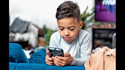 فرزندم از موبایل جدا نمی‌شود؛ چه کار کنم؟